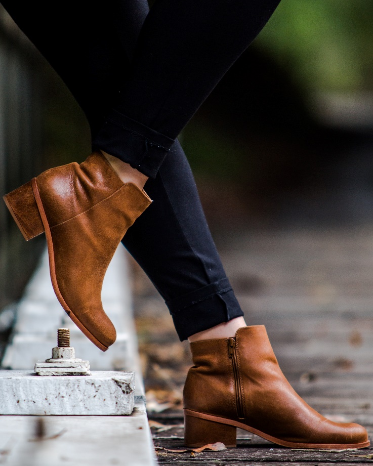 woman wearing brown boots