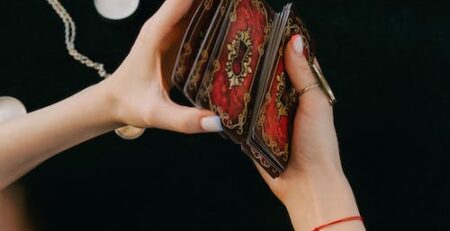 Shuffling tarot cards